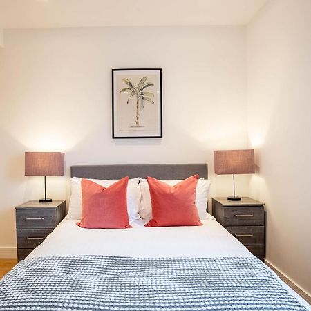 Deluxe Chic 1 2 Bed Apts Near Heathrow Legoland Windsor Slough Villa Exterior photo