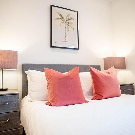 Deluxe Chic 1 2 Bed Apts Near Heathrow Legoland Windsor Slough Villa Exterior photo