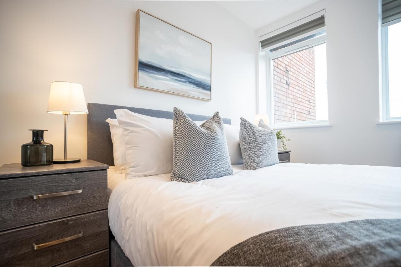 Deluxe Chic 1 2 Bed Apts Near Heathrow Legoland Windsor Slough Villa Exterior photo