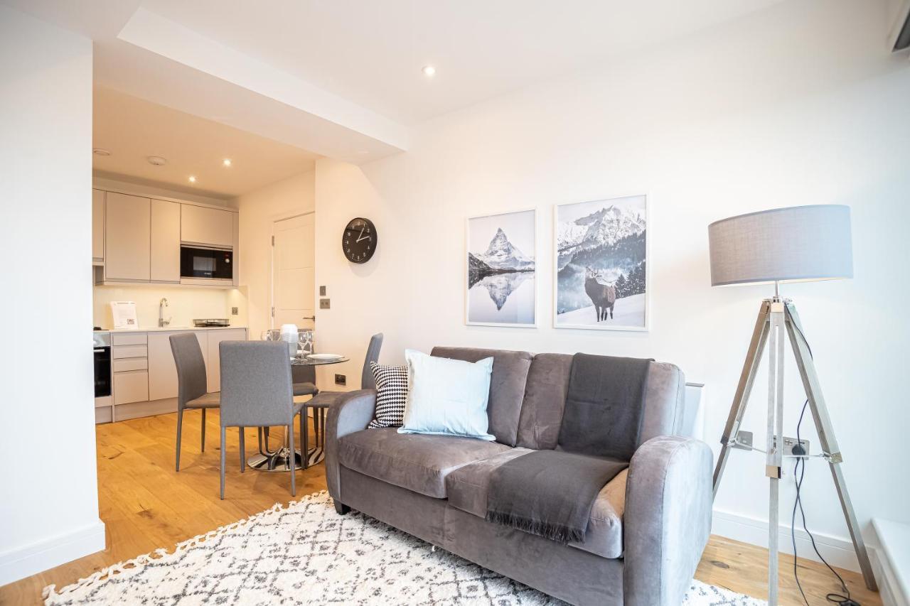 Deluxe Chic 1 2 Bed Apts Near Heathrow Legoland Windsor Slough Villa Exterior photo