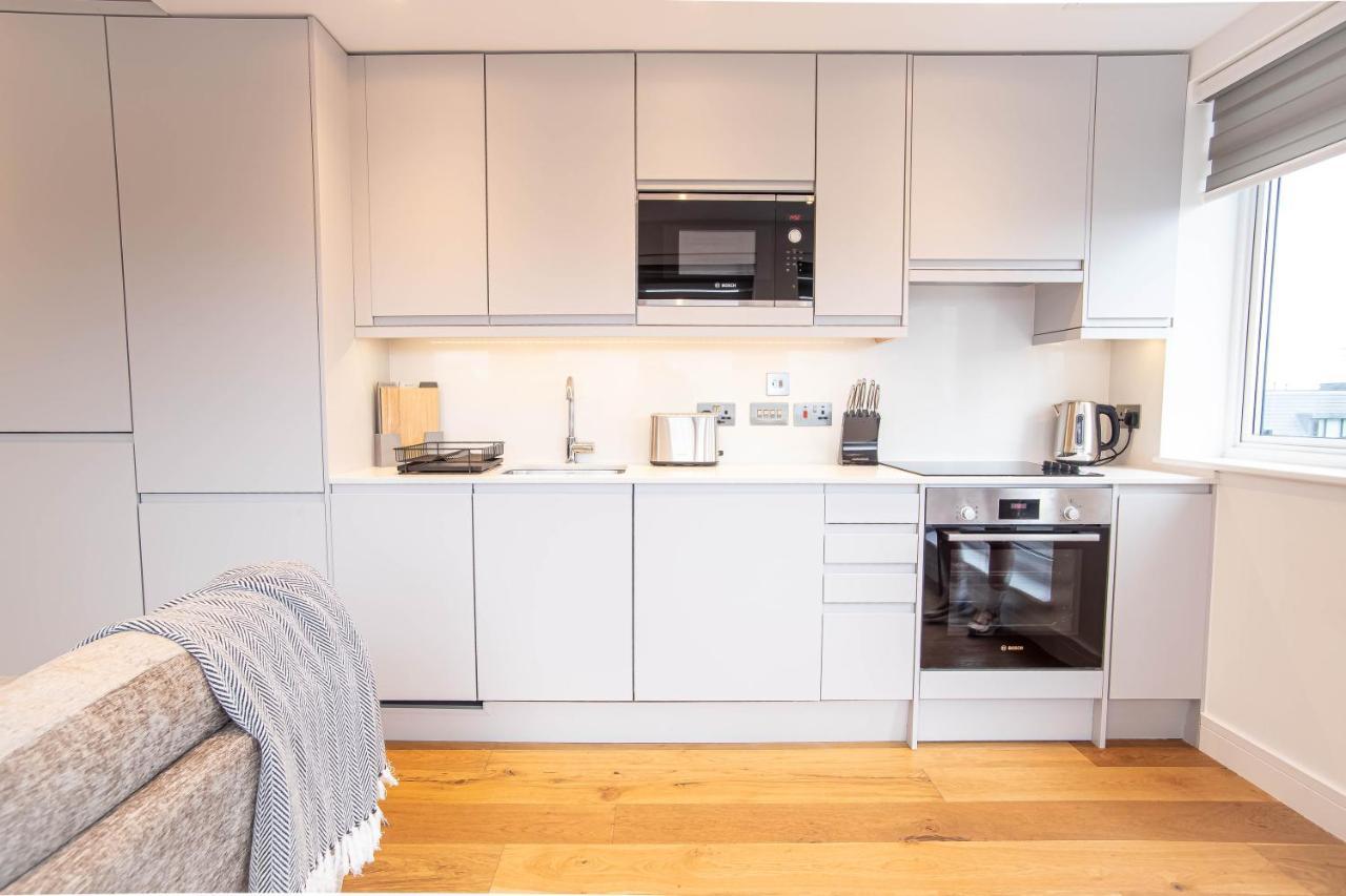 Deluxe Chic 1 2 Bed Apts Near Heathrow Legoland Windsor Slough Villa Exterior photo