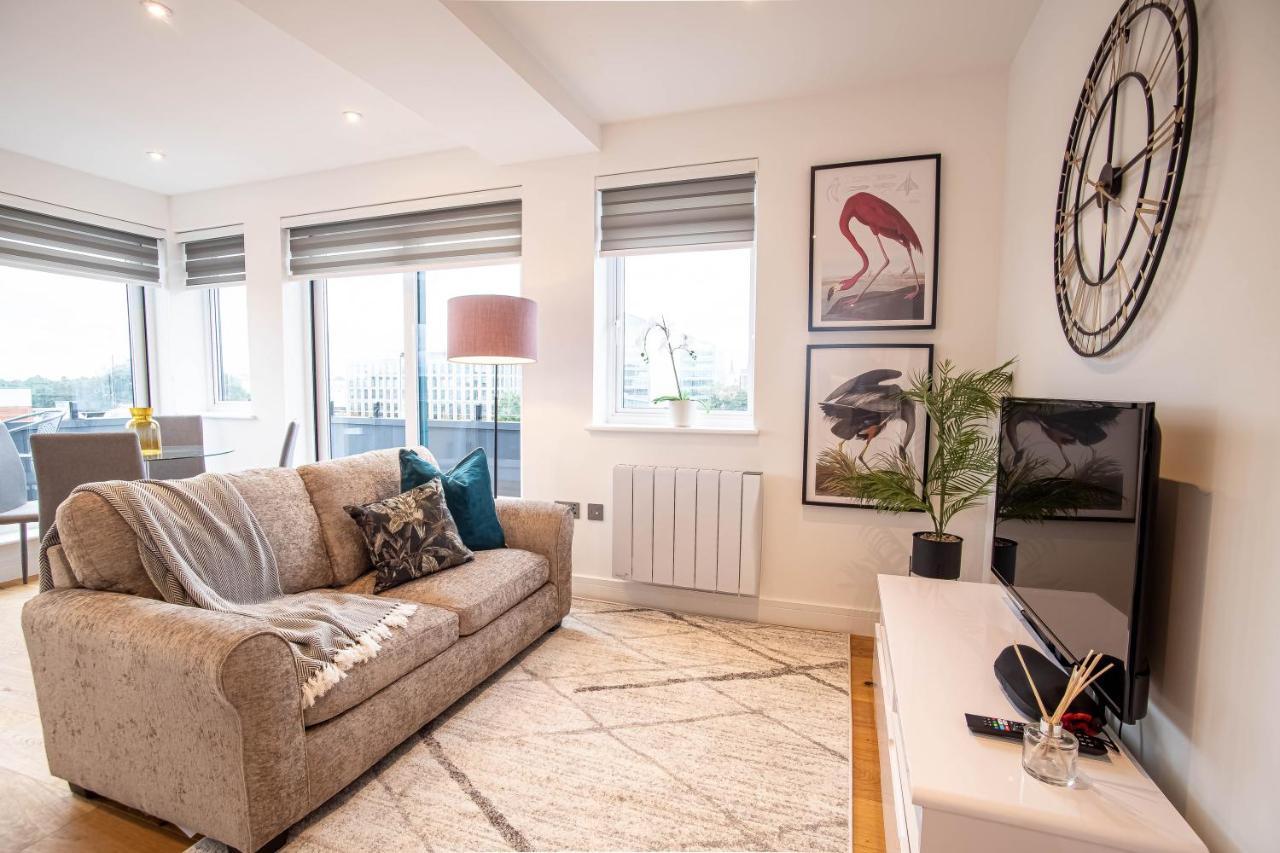 Deluxe Chic 1 2 Bed Apts Near Heathrow Legoland Windsor Slough Villa Exterior photo