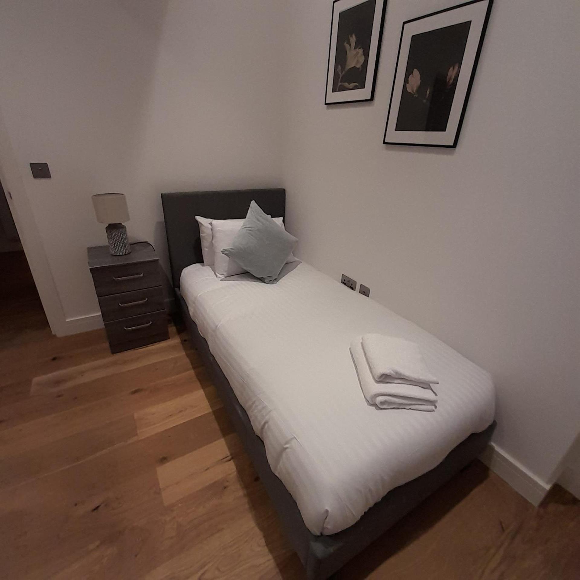 Deluxe Chic 1 2 Bed Apts Near Heathrow Legoland Windsor Slough Villa Exterior photo