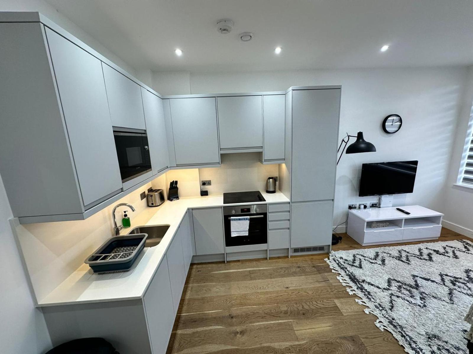 Deluxe Chic 1 2 Bed Apts Near Heathrow Legoland Windsor Slough Villa Exterior photo