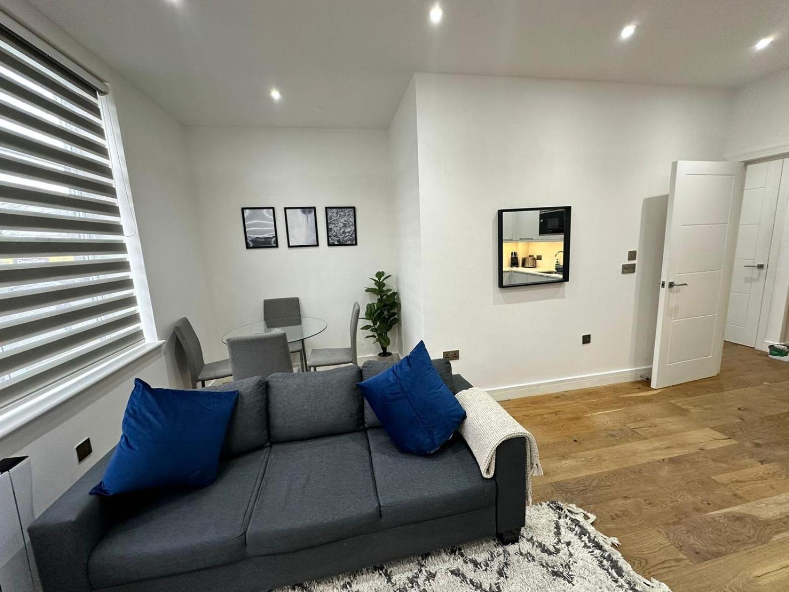 Deluxe Chic 1 2 Bed Apts Near Heathrow Legoland Windsor Slough Villa Exterior photo