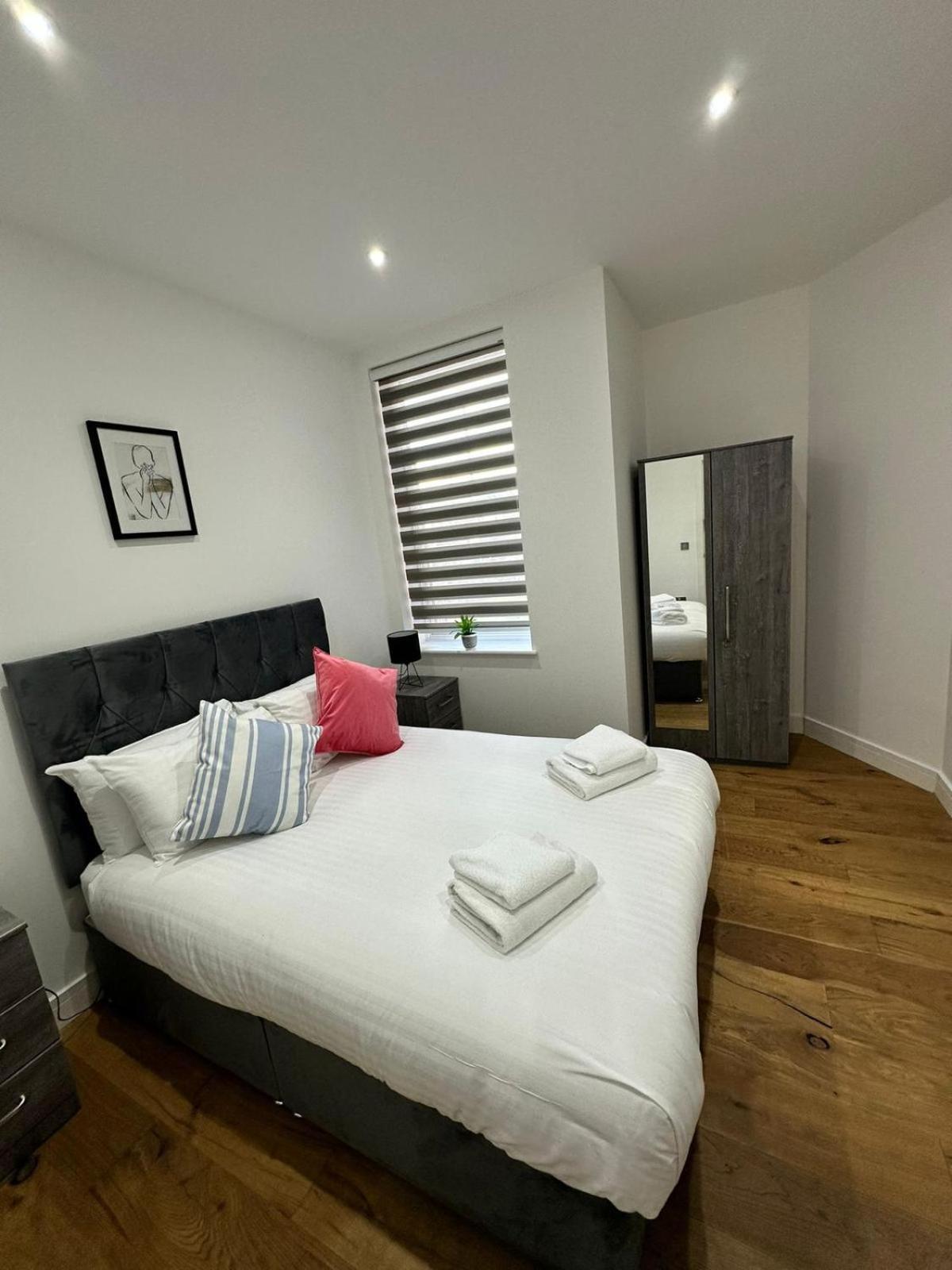 Deluxe Chic 1 2 Bed Apts Near Heathrow Legoland Windsor Slough Villa Exterior photo