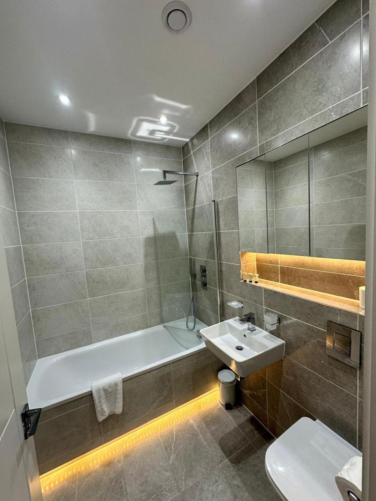 Deluxe Chic 1 2 Bed Apts Near Heathrow Legoland Windsor Slough Villa Exterior photo