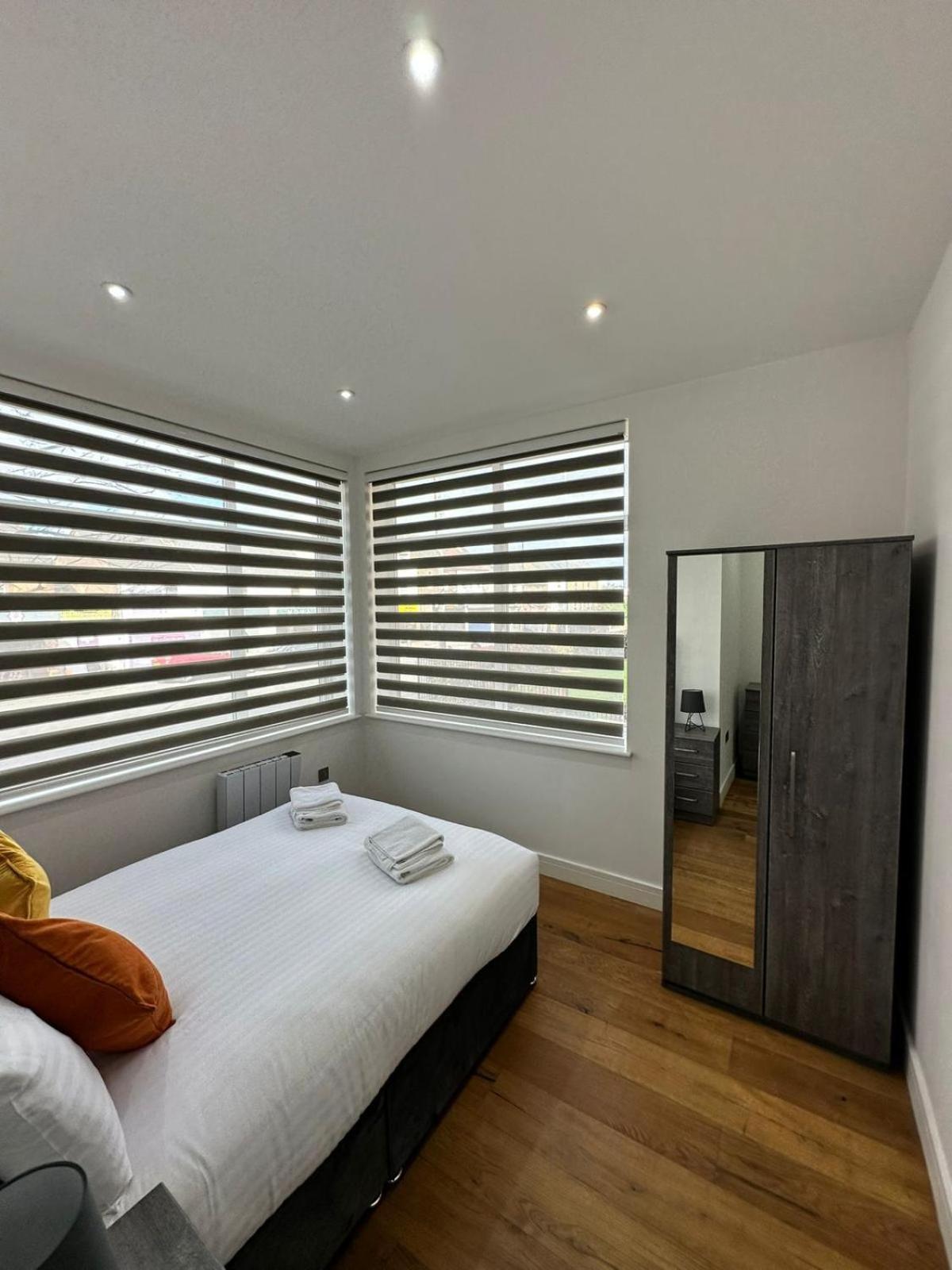 Deluxe Chic 1 2 Bed Apts Near Heathrow Legoland Windsor Slough Villa Exterior photo