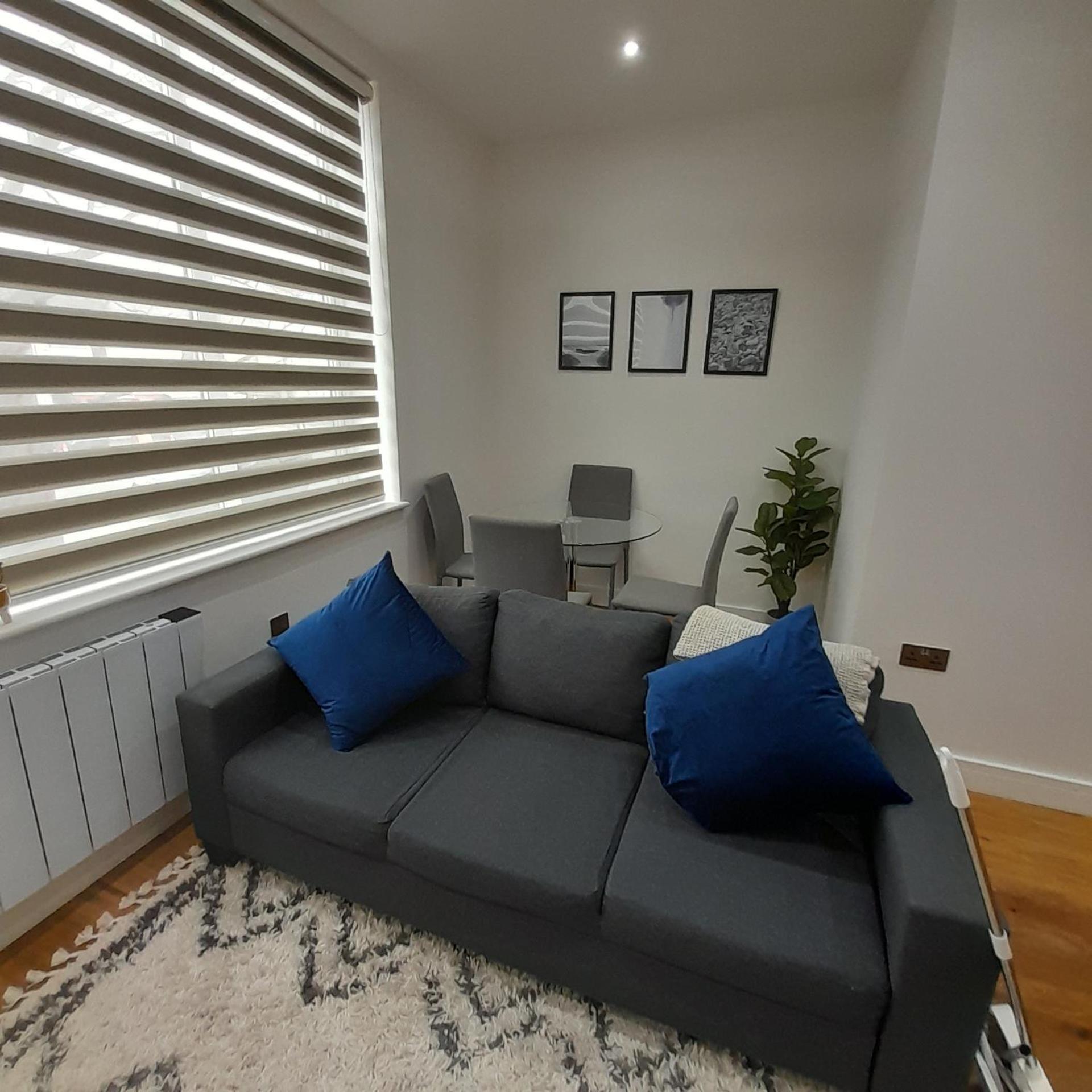 Deluxe Chic 1 2 Bed Apts Near Heathrow Legoland Windsor Slough Villa Exterior photo