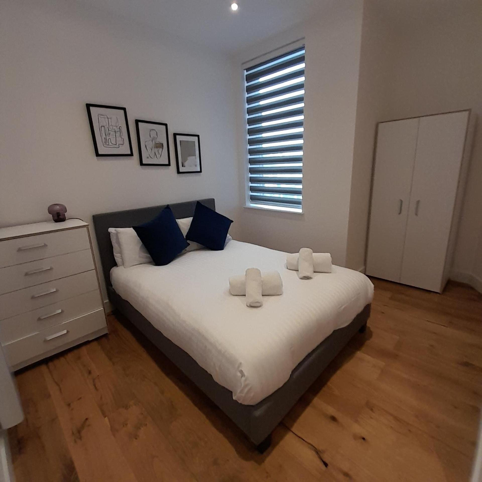 Deluxe Chic 1 2 Bed Apts Near Heathrow Legoland Windsor Slough Villa Exterior photo